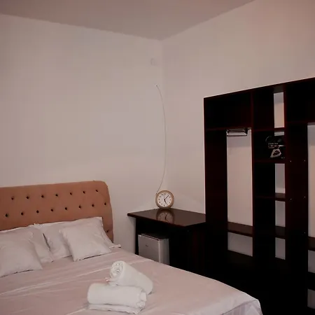 Grand Central Accomodation Romana Apartment